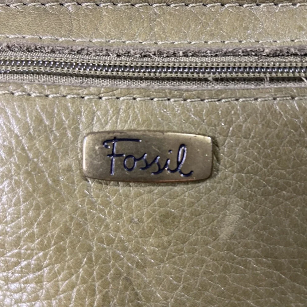 FOSSIL Avocado Green Pebble Leather Zip Around Wallet Card Holder Quiet Luxury